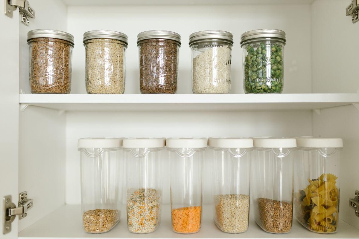 Alimentos secos guardados en tarros de cristal herméticos en una estantería.